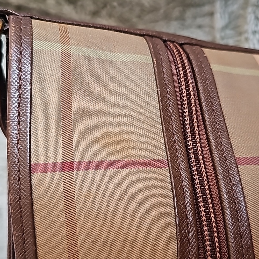 Burberrys Check Shoulder Bag - Picture 9 of 17